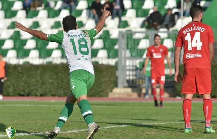 Danilo Ruzzittu in un'esultanza con la maglia dell Arzachena