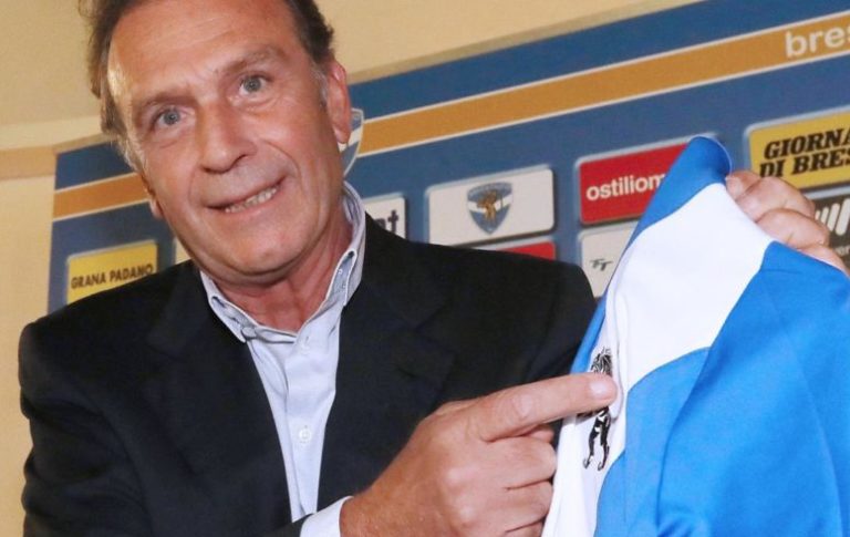 Massimo Cellino con la maglia del Brescia