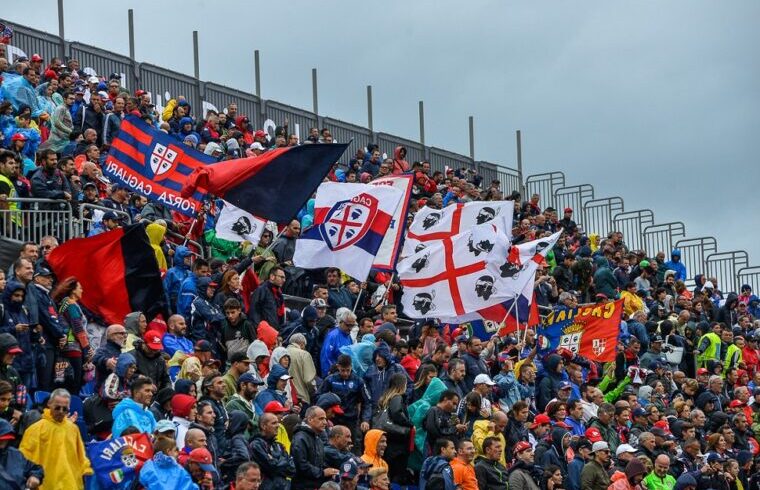 immagine dei tifosi del Cagliari allo stadio