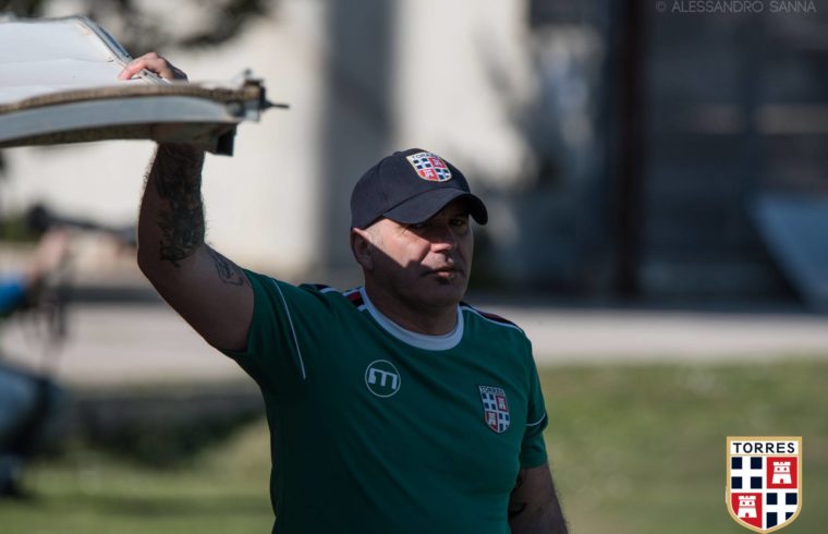 Tore Pinna in panchina con la Torres contro il Latina due anni fa (foto Alessandro Sanna)