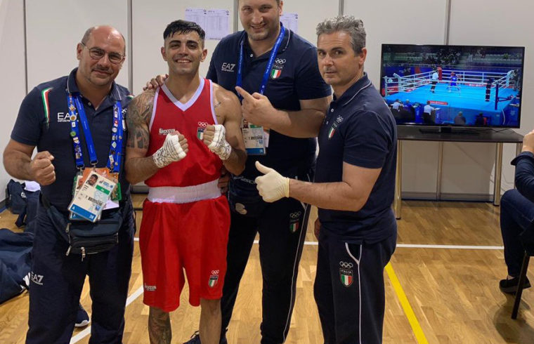 Manuel Cappai festeggia con lo staff della Nazionale a Minsk 2019