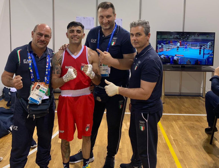 Manuel Cappai festeggia con lo staff della Nazionale a Minsk 2019