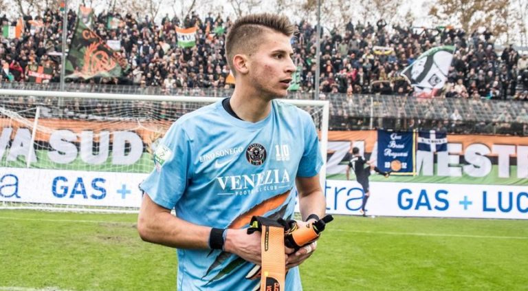 Guglielmo Vicario con la maglia del Venezia