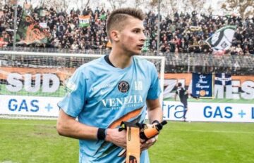 Guglielmo Vicario con la maglia del Venezia