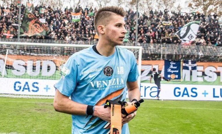 Guglielmo Vicario con la maglia del Venezia