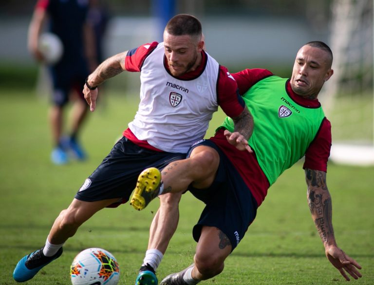 Un duello tra Nandez e Nainggolan in allenamento