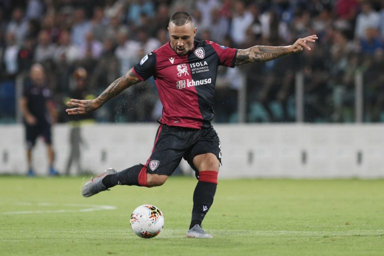 Radja Nainggolan (Cagliari) che calcia un pallone