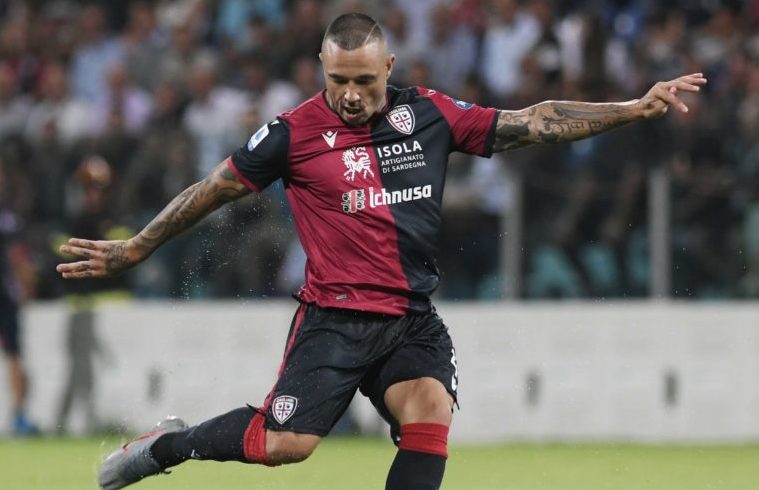 Radja Nainggolan (Cagliari) che calcia un pallone