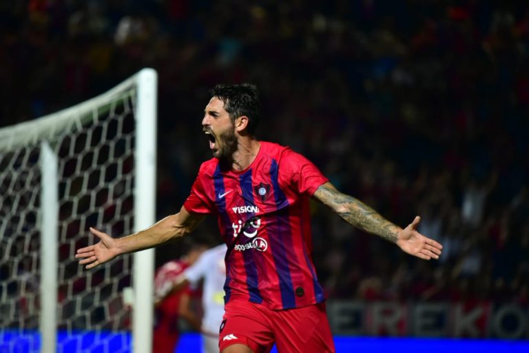 Joaquin Larrivey con la maglia del Cerro Porteno