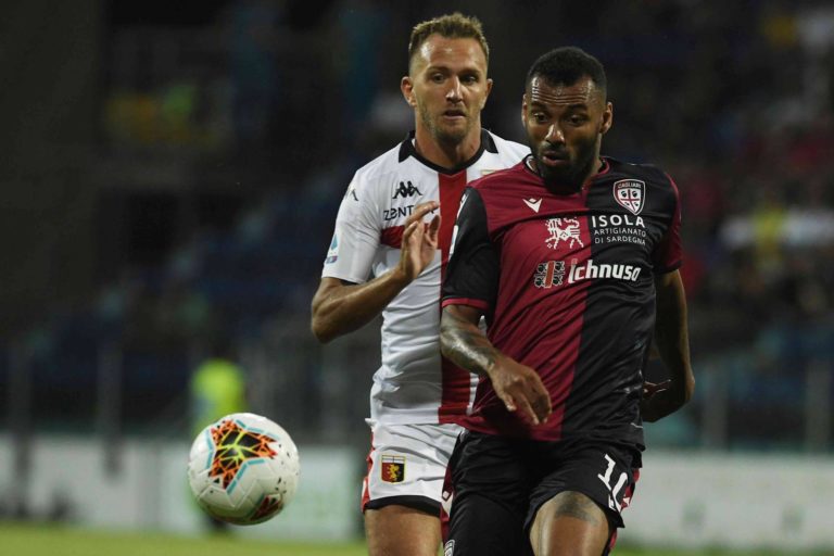 Joao Pedro affronta Criscito in Cagliari-Genoa 2019-20 | Foto Emanuele Perrone