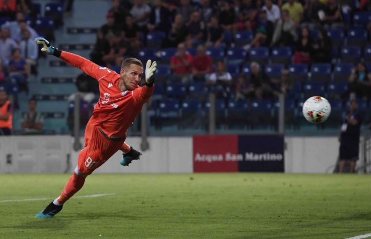 Robin Olsen in volo in maglia cagliari