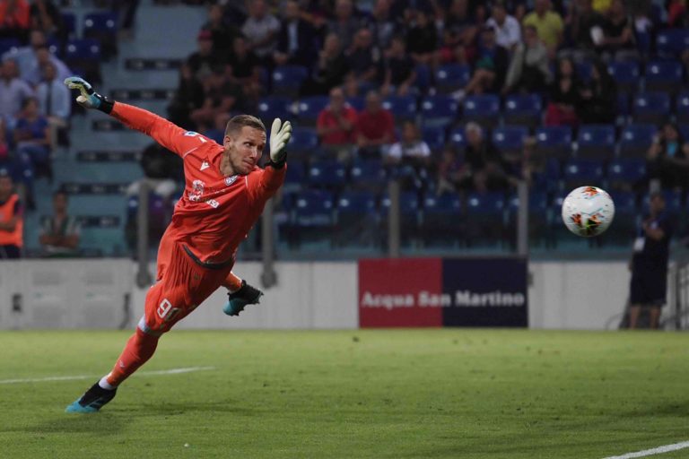 Robin Olsen in volo in maglia cagliari