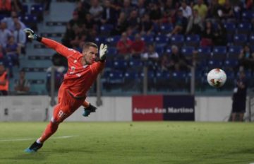 Robin Olsen in volo in maglia cagliari