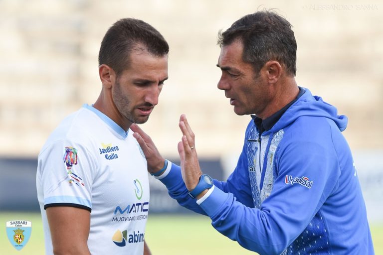 Il veterano Daniele Bianchi col mister Stefano Udassi | Foto di Alessandro Sanna