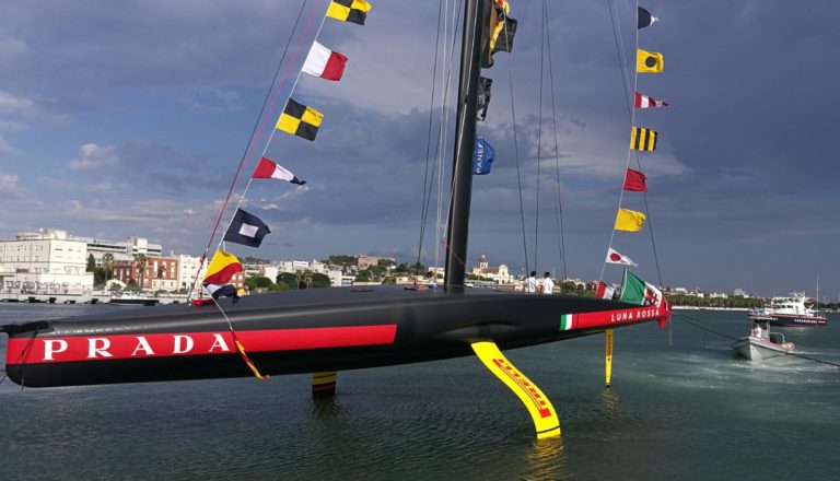 Il varo dell'imbarcazione di Luna Rossa