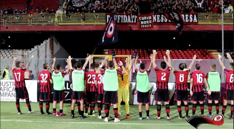 Un fermo immagine dell'esultanza dei calciatori del Foggia davanti agli ultras