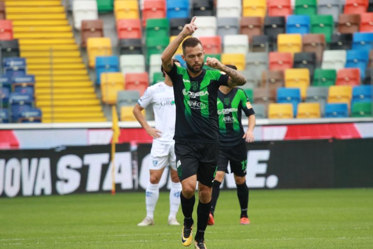 Salvatore Burrai festeggia dopo un gol