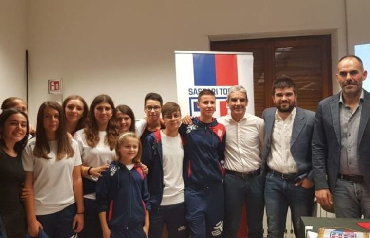 Budroni e Mureddu con alcune ragazze del settore giovanile