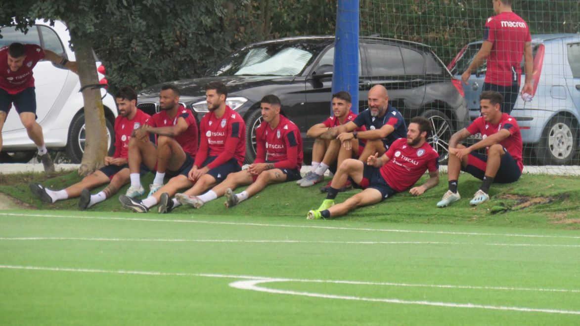 I calciatori del Cagliari assistono alla partita della Primavera