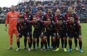 Il Cagliari di partenza contro la Fiorentina - Foto Emanuele Perrone