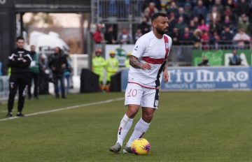 Joao Pedro veste la divisa del centenario del Cagliari, ideata da Antonio Marras