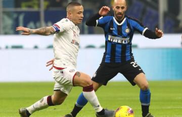 Nainggolan contro l'Inter in Serie A