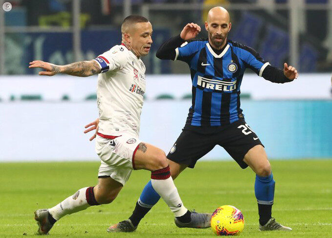 Nainggolan contro l'Inter in Serie A