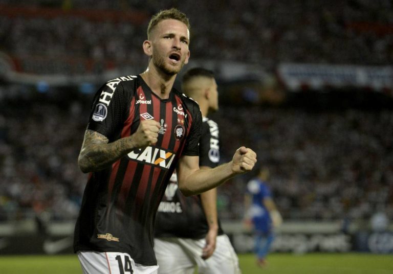 Léo Pereira con la maglia del Fluminense