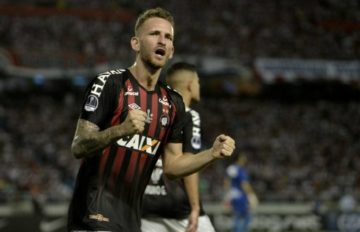 Léo Pereira con la maglia del Fluminense