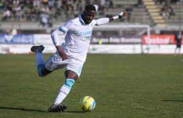 Ogunseye in azione con la maglia dell'Olbia