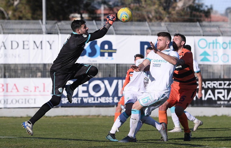 Simone Aresti in uscita in Olbia-Pistoiese | Foto Emanuele Perrone