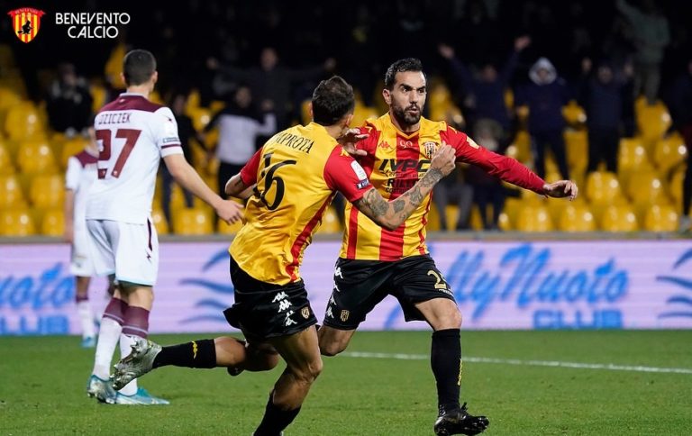 Marco Sau festeggia dopo il gol alla Salernitana