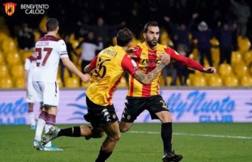 Marco Sau festeggia dopo il gol alla Salernitana