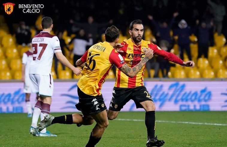 Marco Sau festeggia dopo il gol alla Salernitana