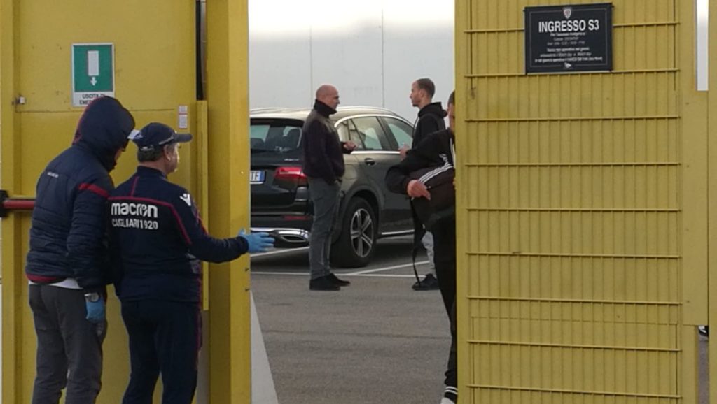 Il presidente del Cagliari, Tommaso Giulini a colloquio con Ragnar Klavan