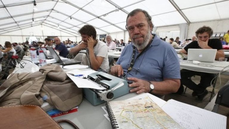 Gianni Mura al lavoro con la sua immancabile macchina da scrivere