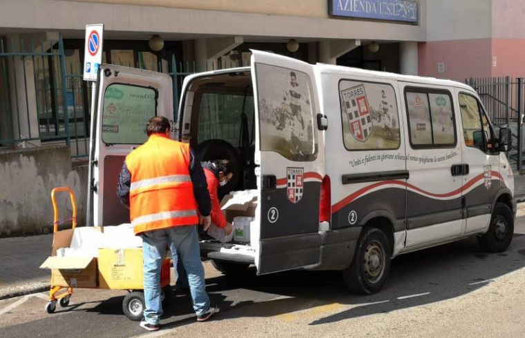 La consegna dei disinfettanti da parte della Torres