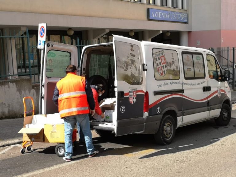 La consegna dei disinfettanti da parte della Torres