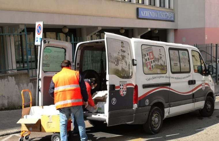 La consegna dei disinfettanti da parte della Torres