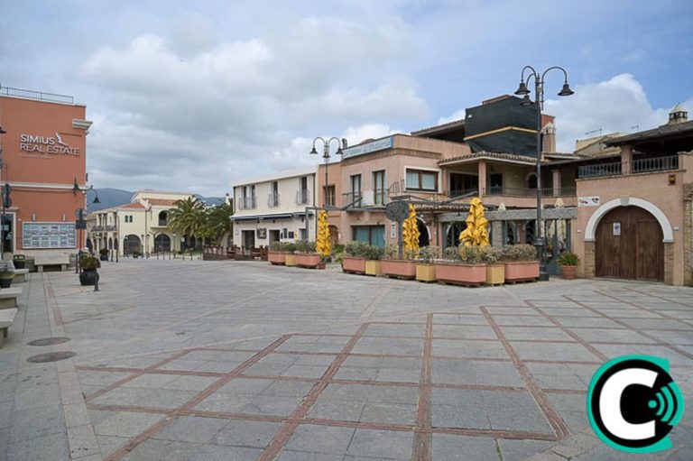 Una deserta piazza Generale Incani a Villasimius, il giorno di Pasquetta (foto Zuddas)