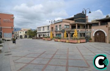 Una deserta piazza Generale Incani a Villasimius, il giorno di Pasquetta (foto Zuddas)