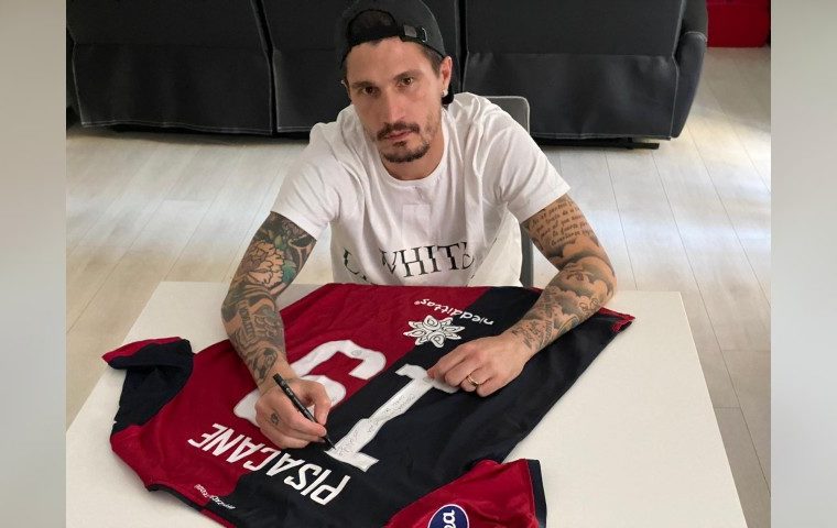 Fabio Pisacane firma la maglia da mettere all asta