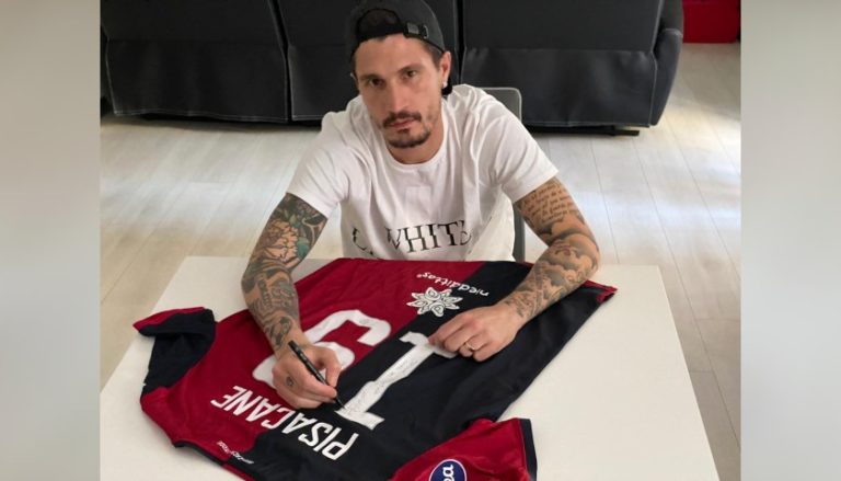 Fabio Pisacane firma la maglia da mettere all asta