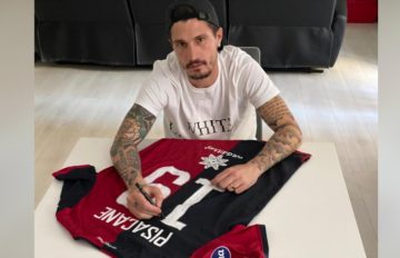 Fabio Pisacane firma la maglia da mettere all asta