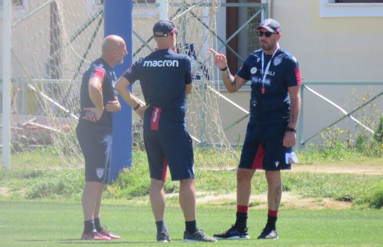 Il tecnico del Cagliari Walter Zenga a colloquio con i collaboratori Canzi e Vio