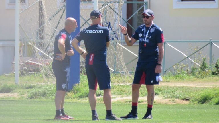 Il tecnico del Cagliari Walter Zenga a colloquio con i collaboratori Canzi e Vio
