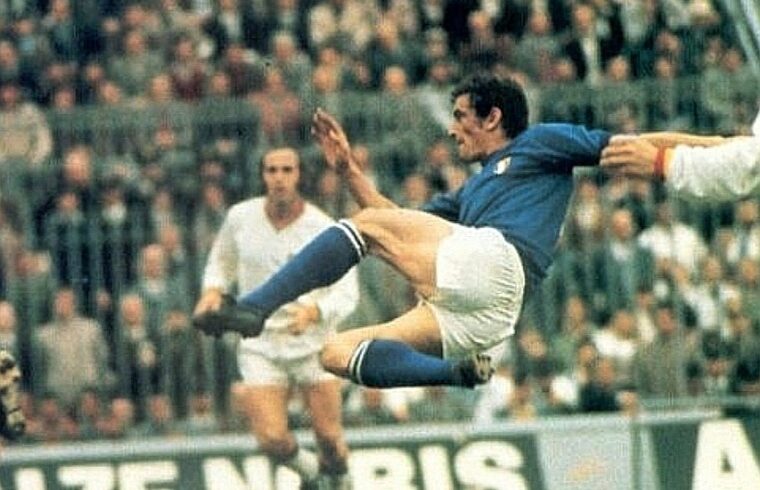 Gigi Riva in acrobazia con la maglia della Nazionale