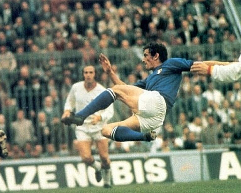 Gigi Riva in acrobazia con la maglia della Nazionale