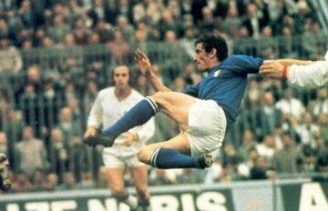 Gigi Riva in acrobazia con la maglia della Nazionale