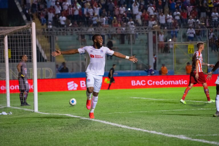 Benguché festeggia un gol col CD Olimpia